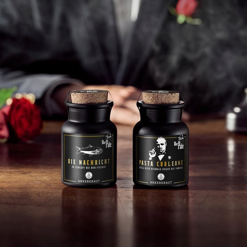 La Famiglia Gewürz-Box auf Holztisch vor Person im Smoking