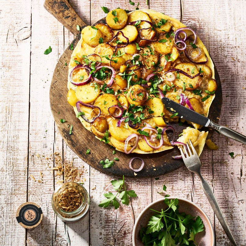 Bauernfrühstück auf einem Holztablett mit Besteck. 