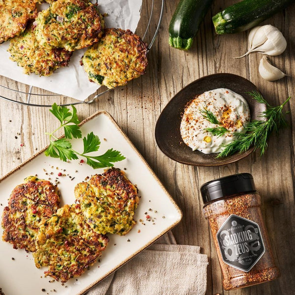 Zuccinipuffer mit Smoking Zeus auf Holztisch