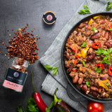 Chipotle Chili neben Chili con Carne