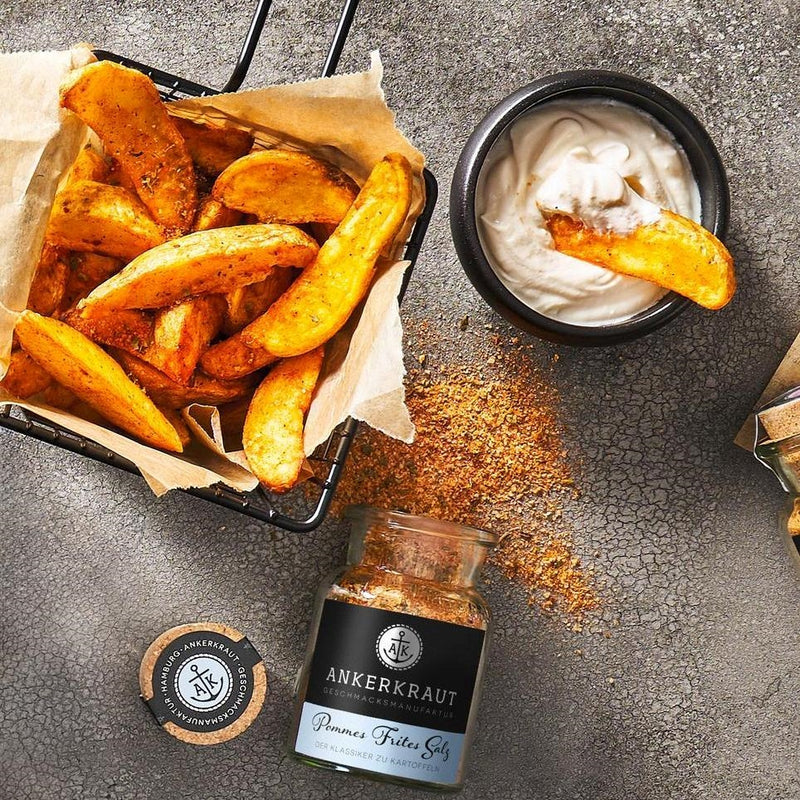 Pommes Frites Salz liegt neben knusprigen Pommes im Korb