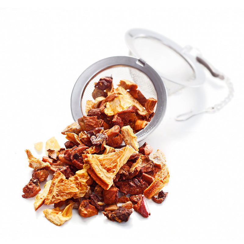 Apfel Ingwer Tee von Ankerkraut als Häufchen in einem offenen Teesieb.