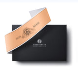 Bbq Rubs Geschenk-Box aus schwarzem Karton mit diagonaler Banderole.