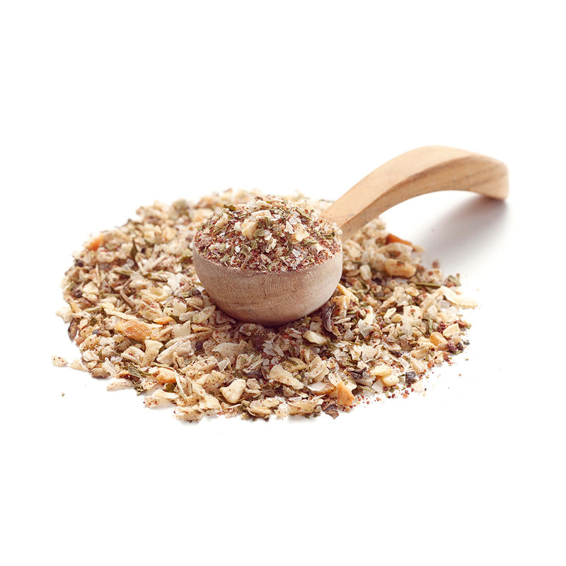 Bifteki Gewürz von Ankerkraut als Häufchen auf einem Gewürzlöffel.