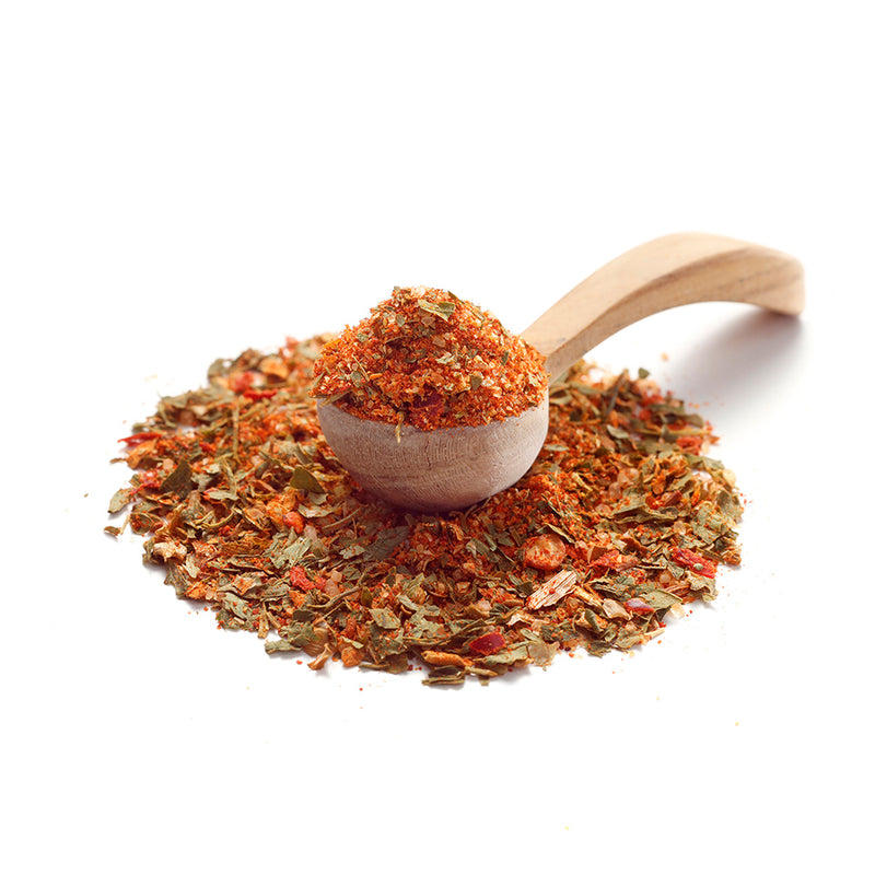 Brathähnchen Gewürz von Ankerkraut als Häufchen auf einem Gewürzlöffel.