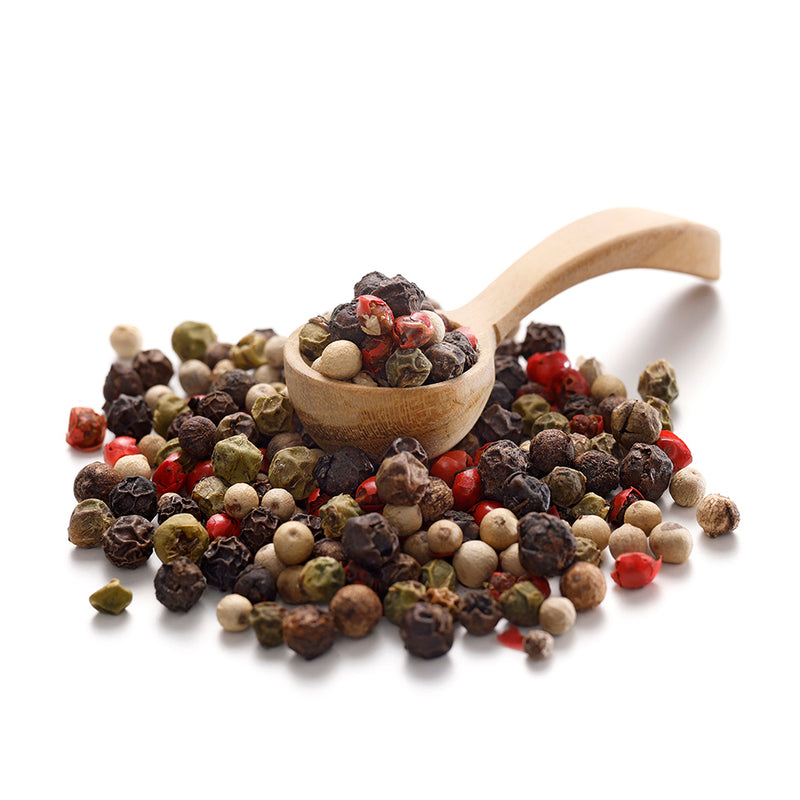 Bunter Pfeffer von Ankerkraut als Häufchen auf einem Gewürzlöffel.