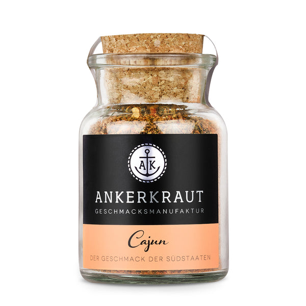 Cajun Gewürz von Ankerkraut im Korkenglas auf weißem Hintergrund.