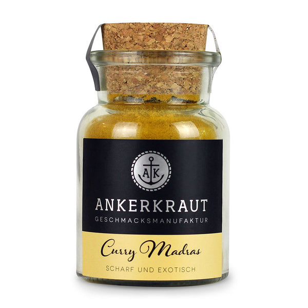 Curry Madras Gewürz von Ankerkraut im Korkenglas auf weißem Hintergrund.