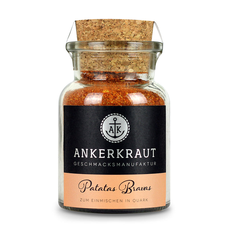 Patatas Bravas von Ankerkraut im Korkenglas auf weißem Hintergrund.