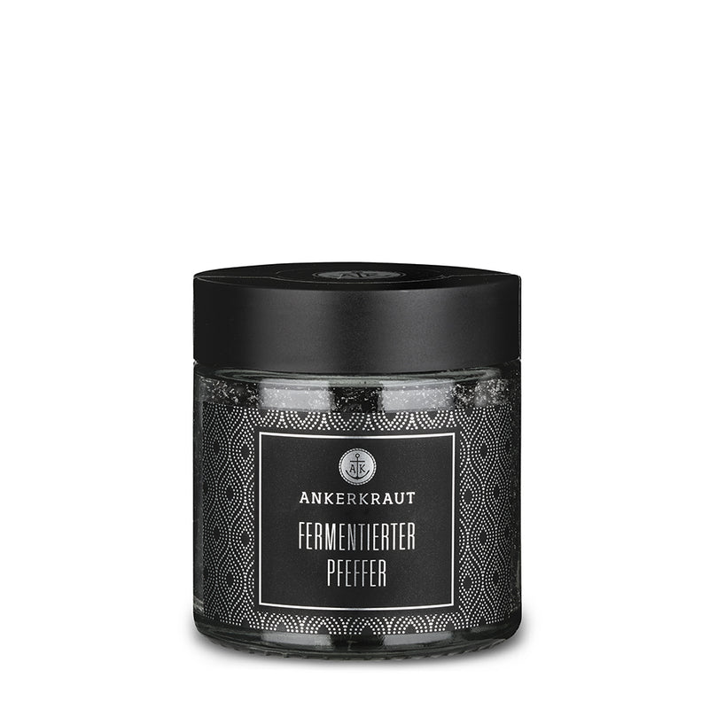Ankerkraut Fermentierter Pfeffer im kleinen Tiegel auf weißem Hintergrund.