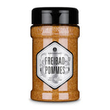 Freibad Pommes von Ankerkraut im Gewürzstreuer vor weißem Hintergrund.