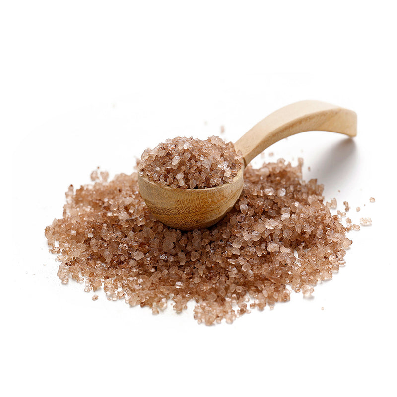 Geräuchertes Salz von Ankerkraut als Häufchen auf einem Gewürzlöffel.