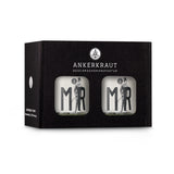 Geschenkbox zur Hochzeit mit zwei Mr. Korkengläsern im schwarzen Ankerkrautkarton.