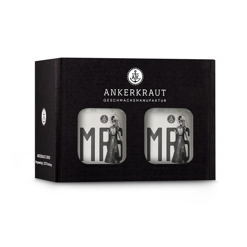 Geschenkbox zur Hochzeit mit zwei Mrs. Korkengläsern im schwarzen Ankerkrautkarton.