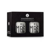 Geschenkbox zur Hochzeit mit zwei Mrs. Korkengläsern im schwarzen Ankerkrautkarton.