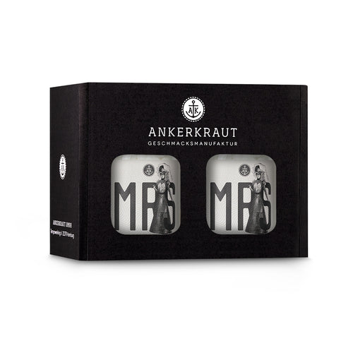 Geschenkbox zur Hochzeit mit zwei Mrs. Korkengläsern im schwarzen Ankerkrautkarton.