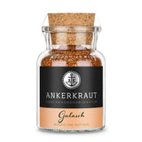 Gewürze Für Gulasch von Ankerkraut im Korkenglas auf weißem Hintergrund.