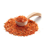 Gewürze für Gulasch von Ankerkraut als Häufchen auf einem Gewürzlöffel.