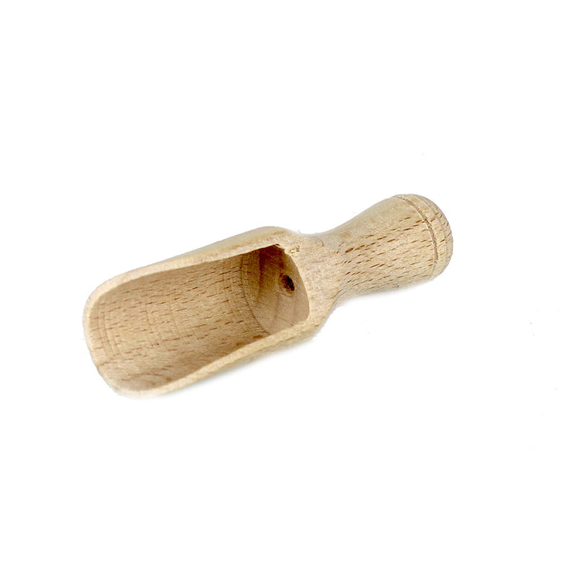 Gewürzlöffel aus Holz vor weißem Hintergrund.