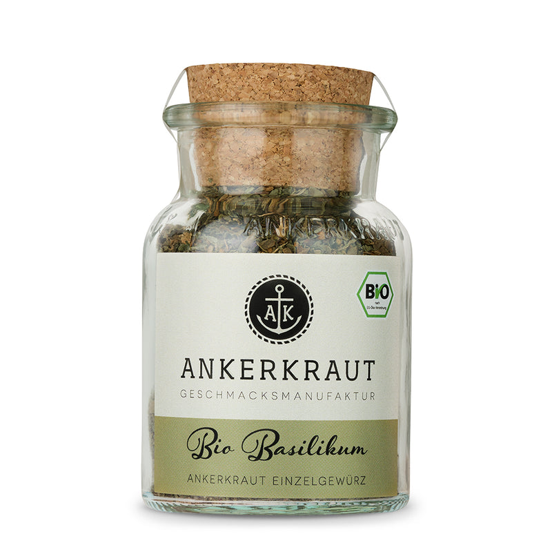 Bio Basilikum von Ankerkraut im Korkenglas auf weißem Hintergrund.