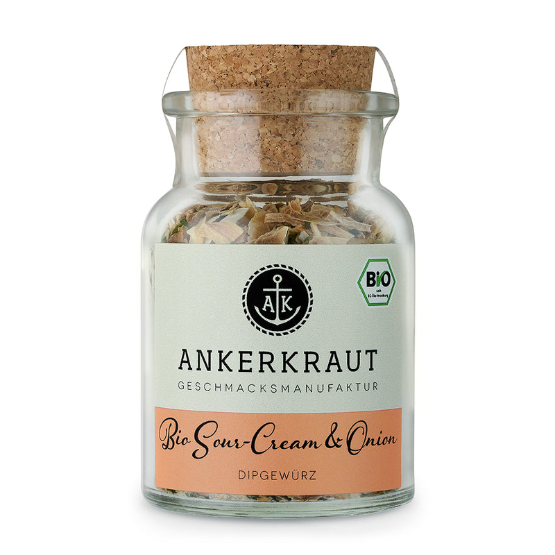 Bio Sour Cream and Onion von Ankerkraut im Korkenglas auf weißem Hintergrund.