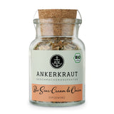 Bio Sour Cream and Onion von Ankerkraut im Korkenglas auf weißem Hintergrund.