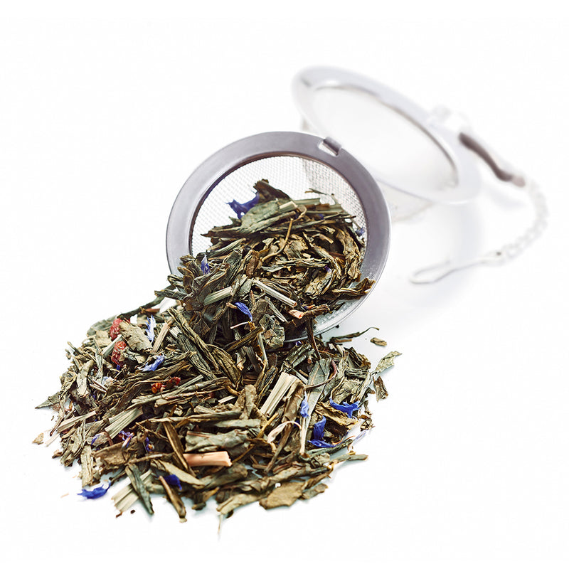 Goji Beeren Tee von Ankerkraut als Häufchen in einem offenen Teesieb.