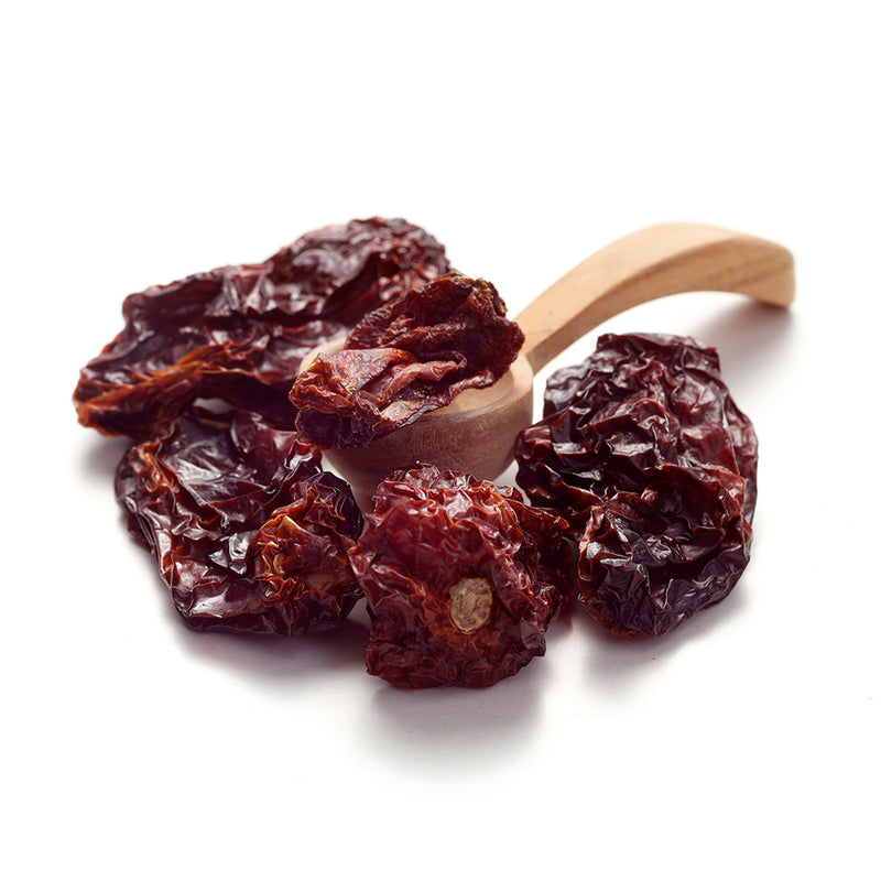 Ganze Habanero von Ankerkraut als Häufchen auf einem Gewürzlöffel.