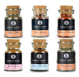 Korkengläser des Kindheitserinnerungen Sets übereinander auf weißem Hintergrund.