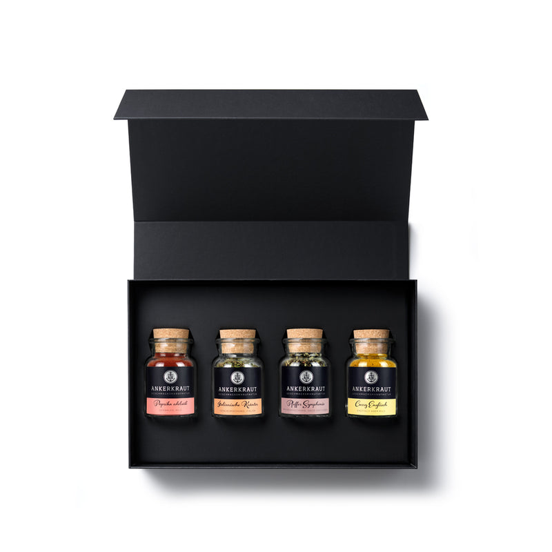 Kitchen Basics Geschenk-Box aus schwarzem Karton mit geöffnetem Deckel und Blick auf den Inhalt.