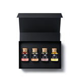 Kitchen Basics Geschenk-Box aus schwarzem Karton mit geöffnetem Deckel und Blick auf den Inhalt.