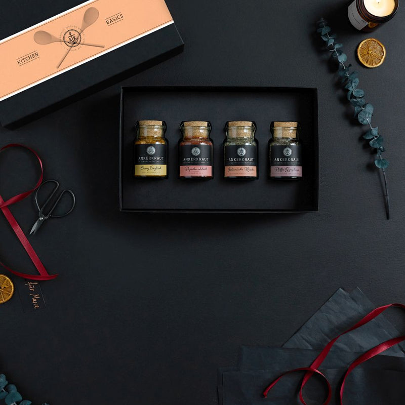 Kitchen Basics Geschenk-Box aus schwarzem Karton mit offenem Deckel.