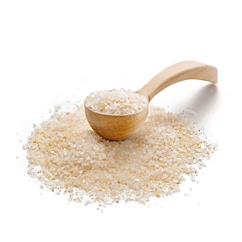 Knoblauch Ingwer Salz von Ankerkraut als Häufchen auf einem Gewürzlöffel.