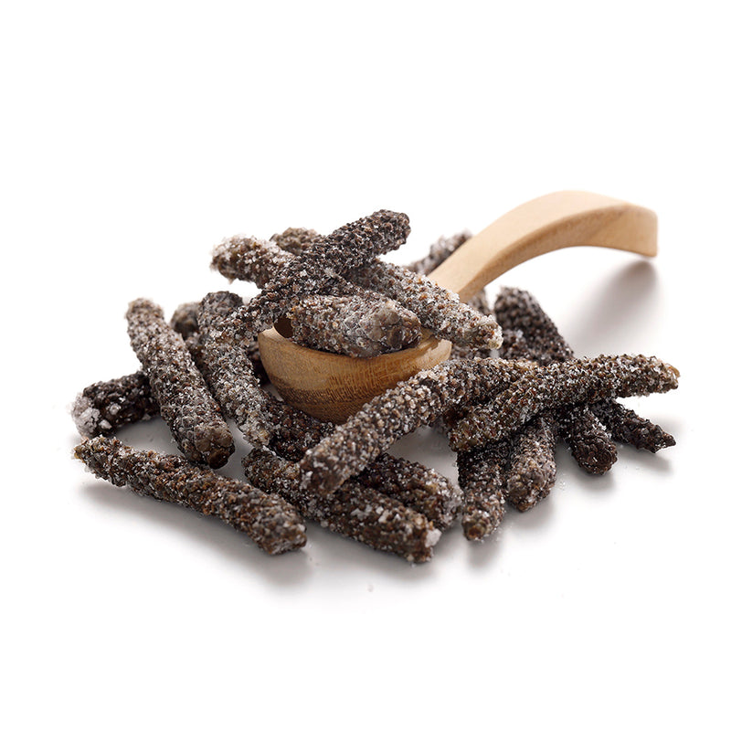 Langer fermentierter Pfeffer von Ankerkraut als Häufchen auf einem Gewürzlöffel.