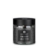 Langer fermentierter Pfeffer von Ankerkraut im kleinen Tiegel auf weißem Hintergrund.