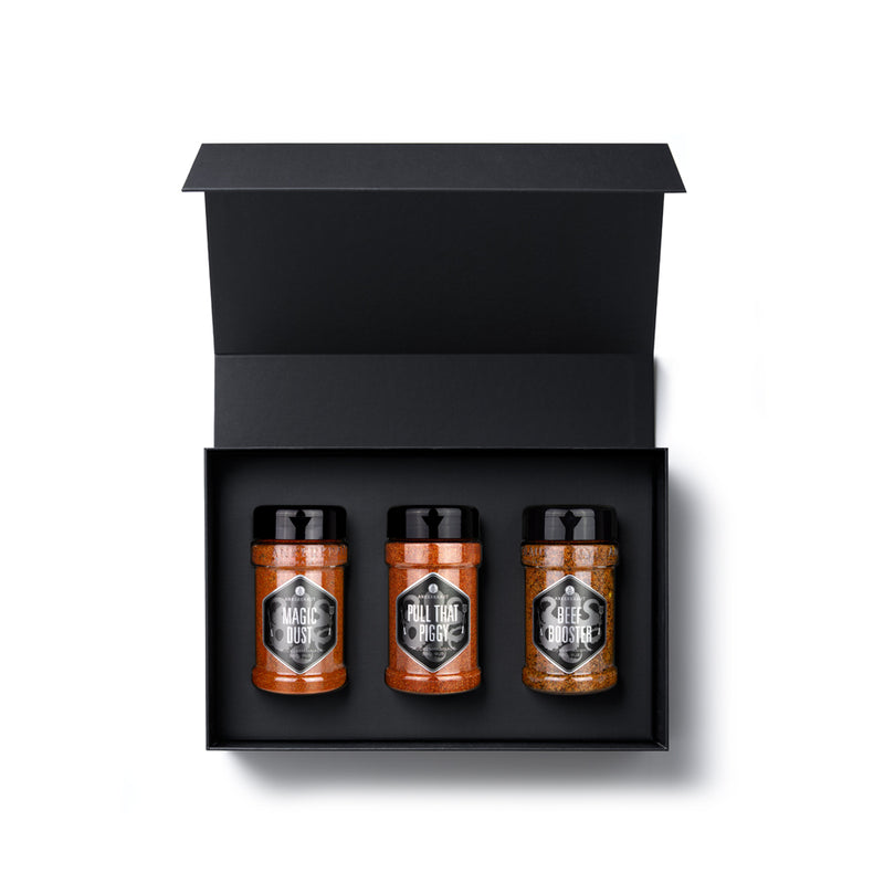 Low & Slow Geschenk-Box aus schwarzem Karton mit geöffnetem Deckel und Blick auf den Inhalt.