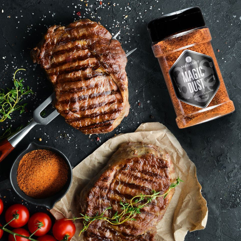 Saftige, gegrillte Steaks neben einem Magic Dust Streuer,