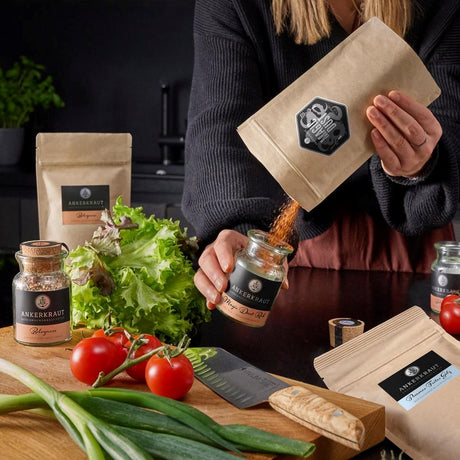 Magic Dust Rub wird von einer Frau von einem Nachfüllbeutel ins Korkenglas umgefüllt.