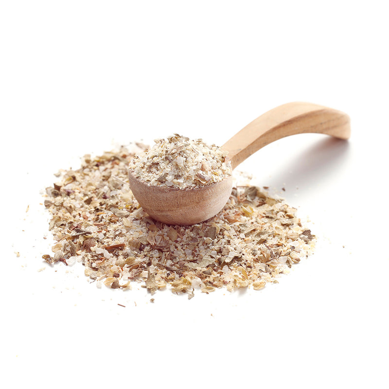 Mediterrane Kräuterbutter von Ankerkraut als Häufchen auf einem Gewürzlöffel.