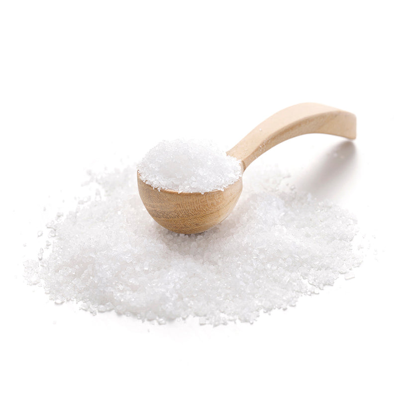 Meersalz fein von Ankerkraut als Häufchen auf einem Gewürzlöffel.