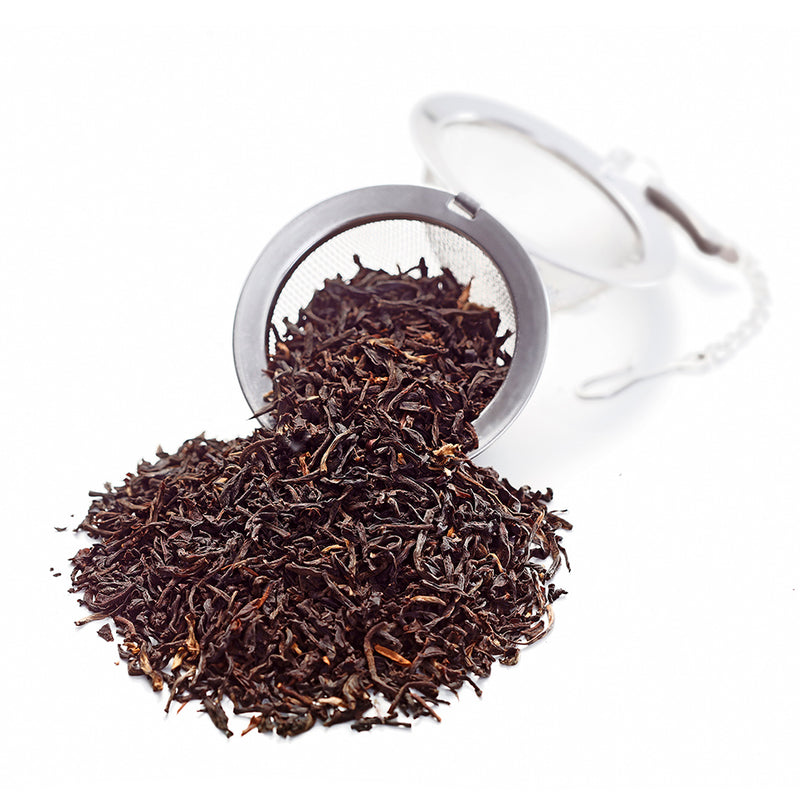 Moin Tee von Ankerkraut als Häufchen in einem offenen Teesieb.