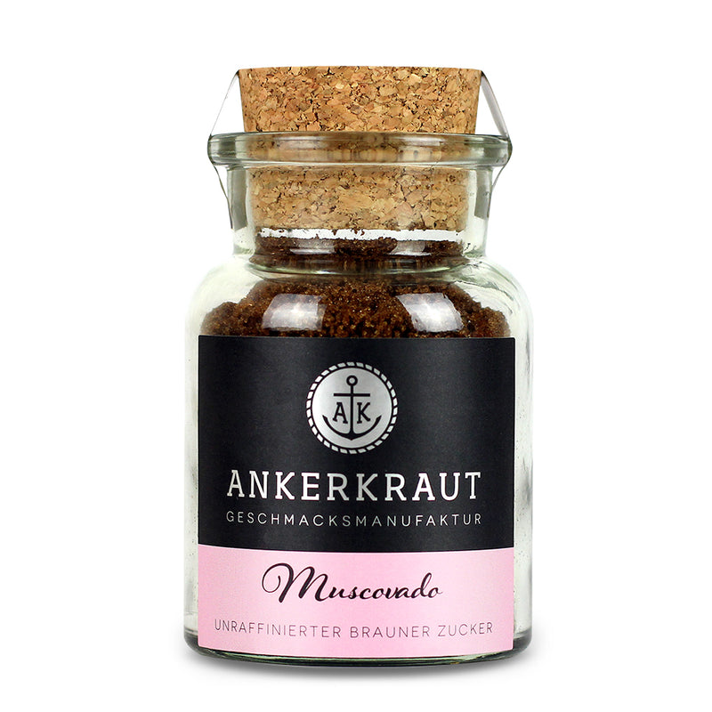 Muscovado Zucker von Ankerkraut im Korkenglas auf weißem Hintergrund.