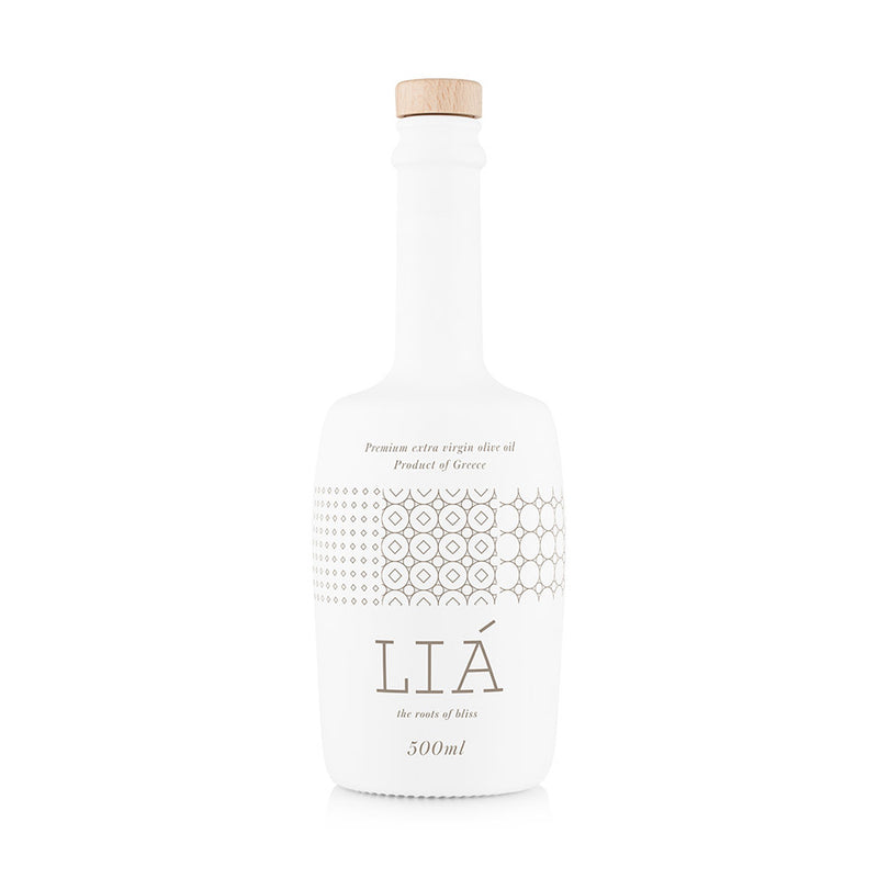 Olivenöl Premium von Liá in weißer Flasche auf weißem Hintergrund.