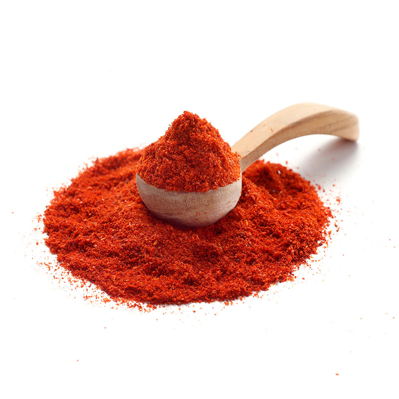 Paprika Edelsüß von Ankerkraut als Häufchen auf einem Gewürzlöffel.