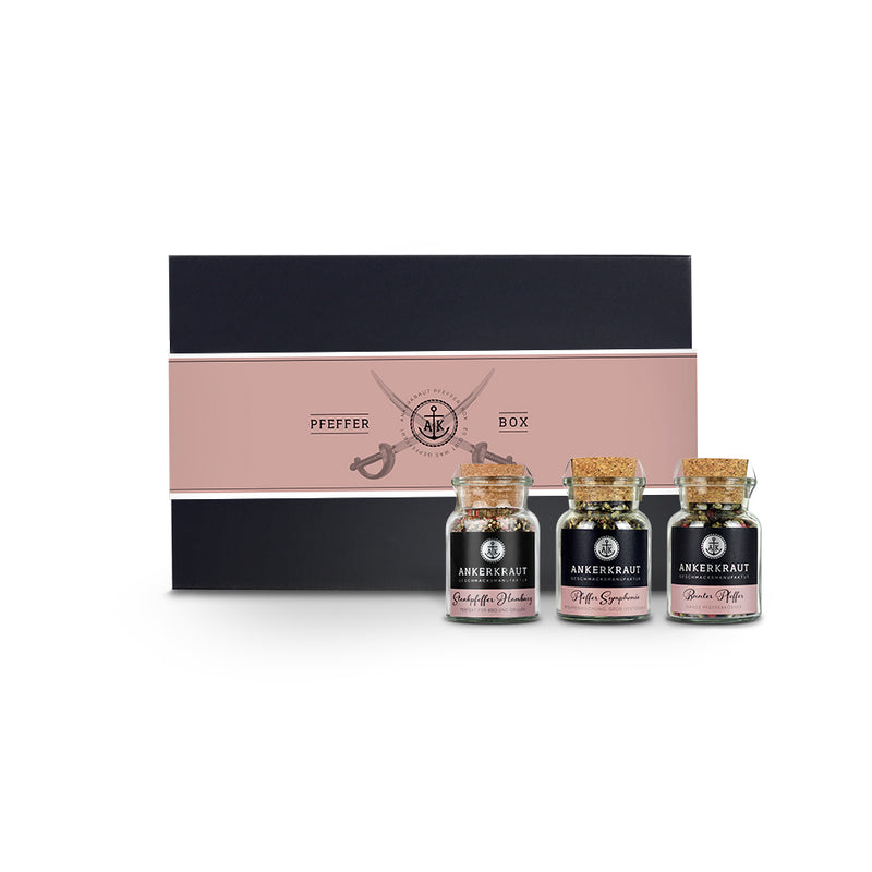 Pfeffer-Set von Ankerkraut mit drei Korkengläsern vor einer Geschenkbox mit gekreuzten Säbeln auf der Banderole.