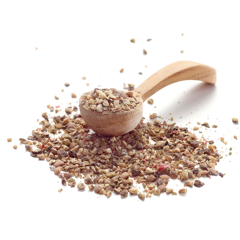 Ankerkraut Pfeffer Symphonie als Häufchen auf einem Gewürzlöffel.