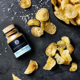 Pommes Frites Salz liegt neben knusprigen Pommes im Korb