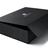 Premium Hochzeit Geschenk-Box von Ankerkraut in seitlicher Ansicht der Box mit leicht geöffnetem Deckel.