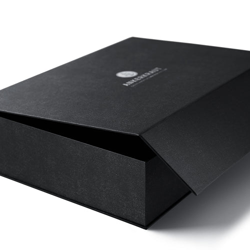 Premium Hochzeit Geschenk-Box von Ankerkraut in seitlicher Ansicht der Box mit leicht geöffnetem Deckel.