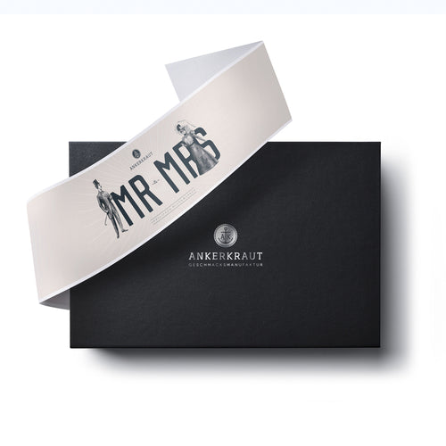 Premium Hochzeit Geschenk-Box aus schwarzem Karton mit diagonaler Banderole.